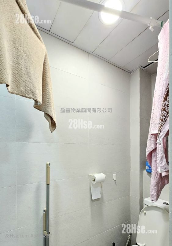 bathroom: Fook Gay Mansion Sell 3 Bedrooms , 1 Bathroom 445 ft²