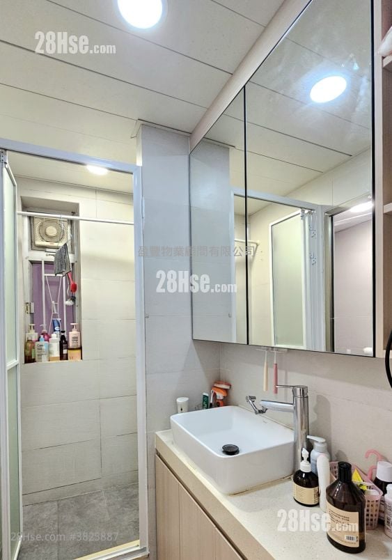 bathroom: Fook Gay Mansion Sell 3 Bedrooms , 1 Bathroom 445 ft²