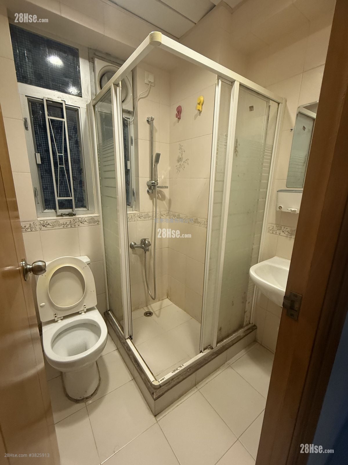 210 Shau ​​Kei Wan Road Sell 3 Bedrooms 605 ft²