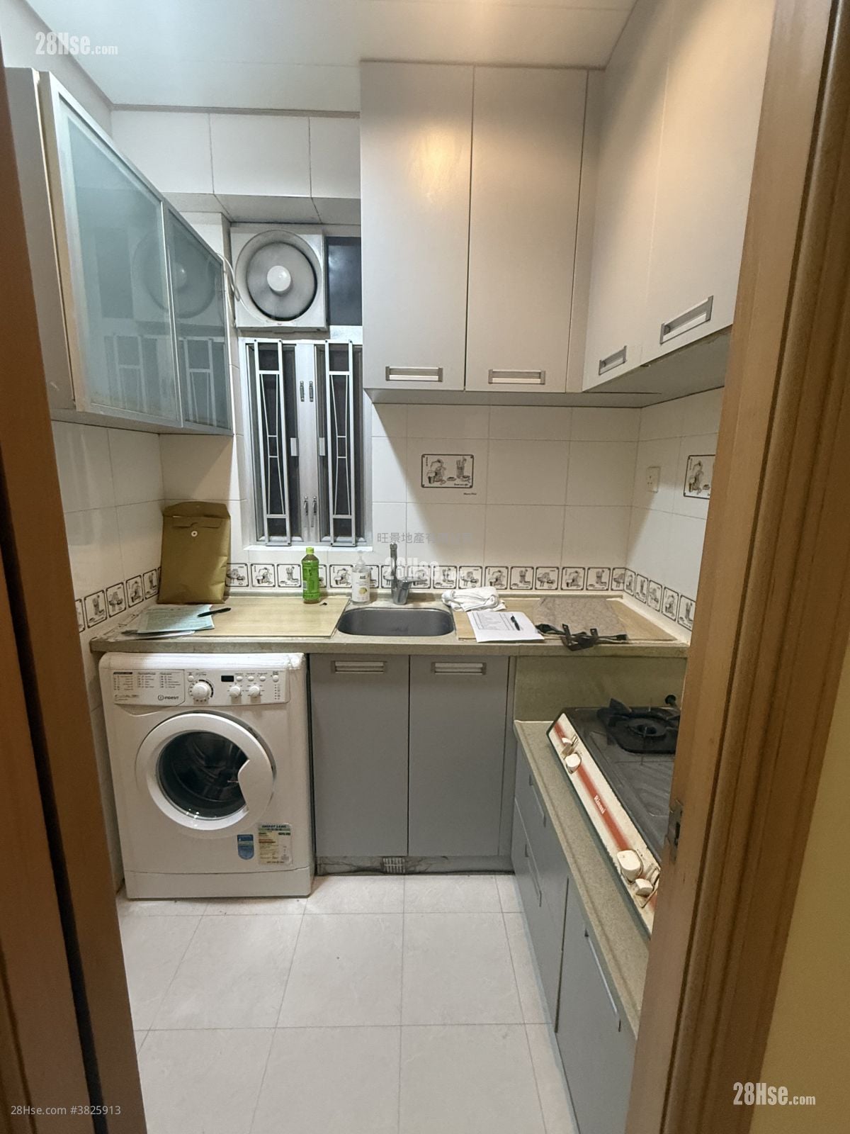 210 Shau ​​Kei Wan Road Sell 3 Bedrooms 605 ft²