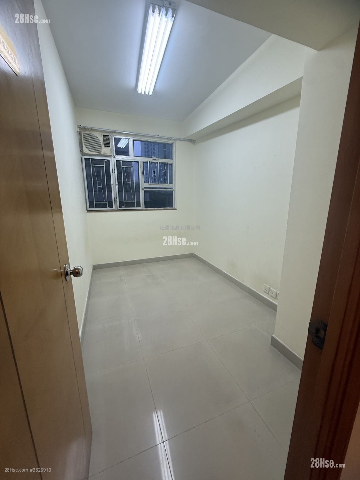 210 Shau ​​Kei Wan Road Sell 3 Bedrooms 605 ft²