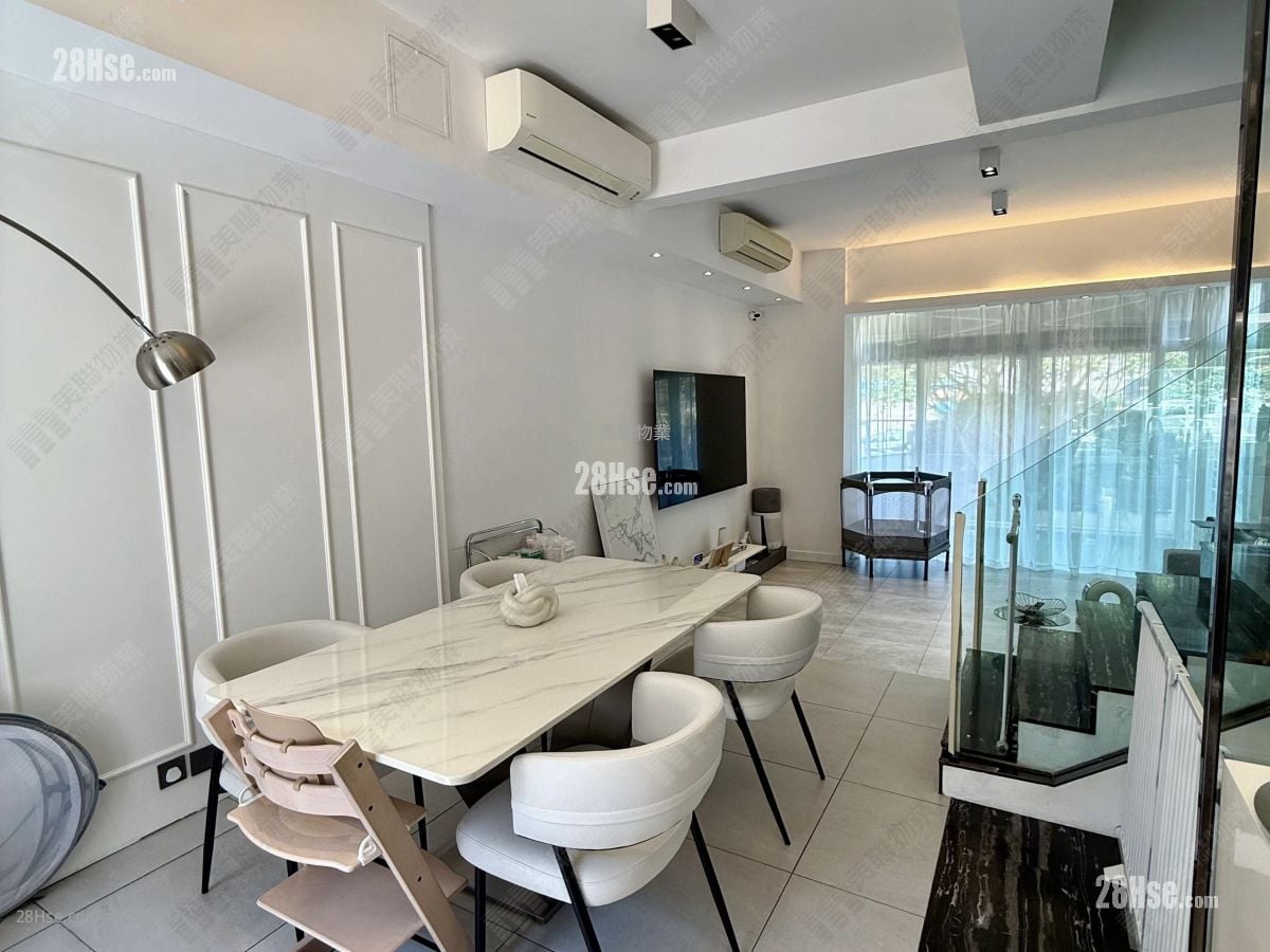 The Beverly Hills Sell 4 Bedrooms , 2 Bathrooms 1,597 ft²