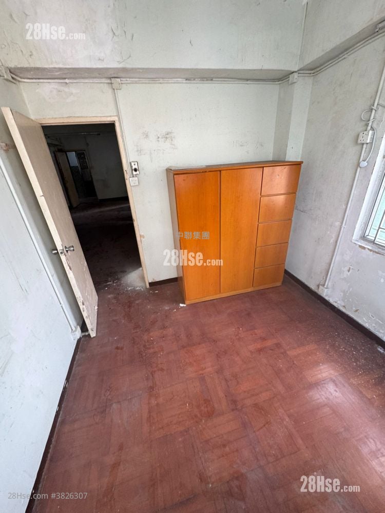 Man Wing Mansion Sell 3 Bedrooms , 1 Bathroom 594 ft²