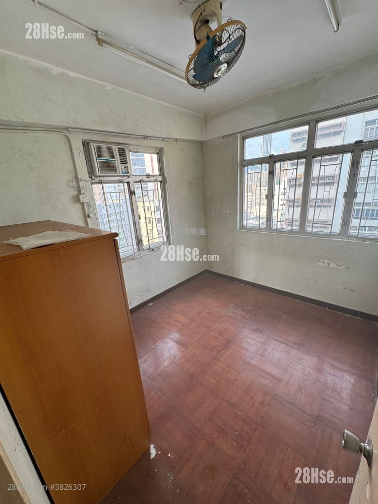 Man Wing Mansion Sell 3 Bedrooms , 1 Bathroom 594 ft²