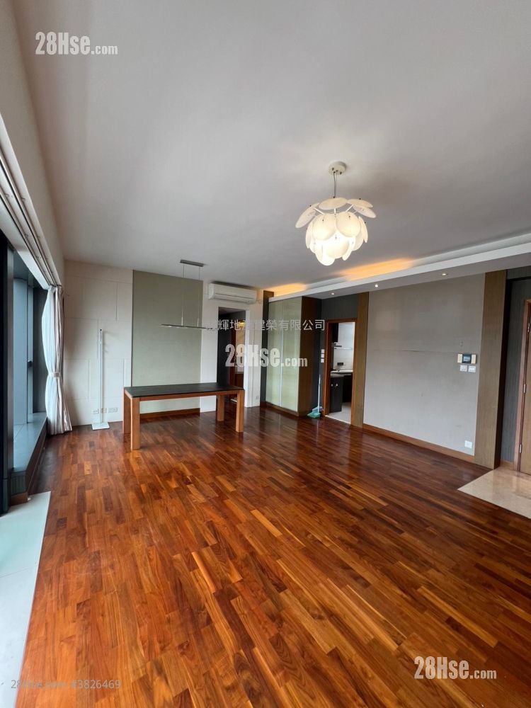 The Ultimate Rental 4 Bedrooms 1,137 ft²