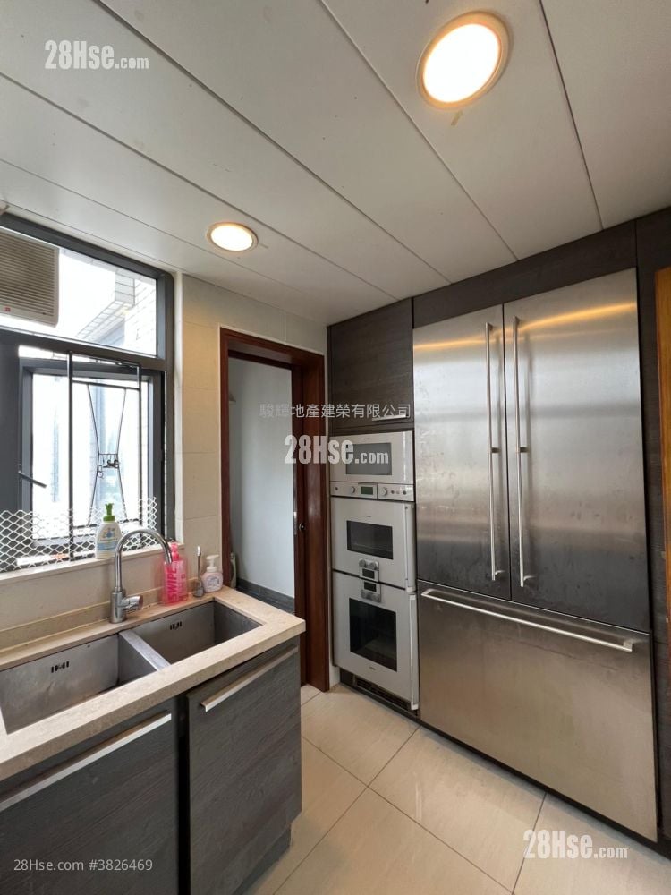 The Ultimate Rental 4 Bedrooms 1,137 ft²