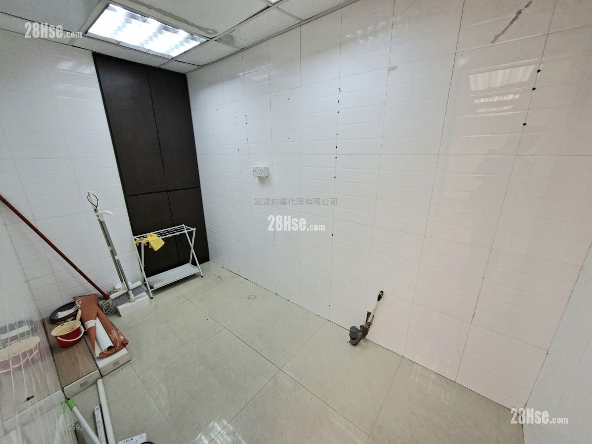 Lladro Centre Rental 775 ft²