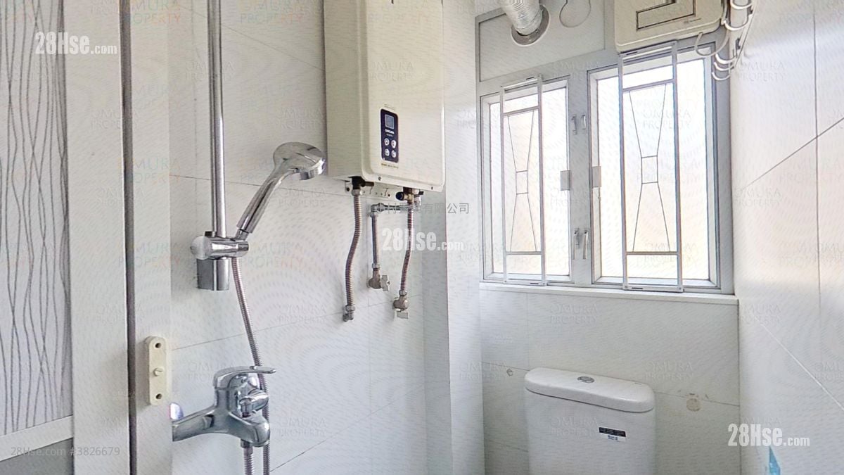 bathroom: Mei Foo Sun Chuen Sell 4 Bedrooms , 2 Bathrooms 590 ft²