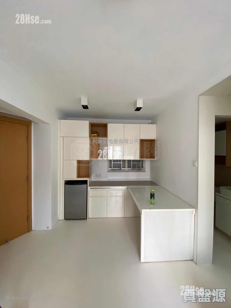 Westlands Court Sell 2 Bedrooms , 1 Bathroom 375 ft²