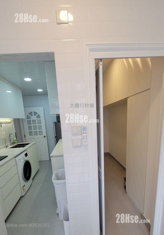 Kerin Court Sell 3 Bedrooms , 2 Bathrooms 1,152 ft²