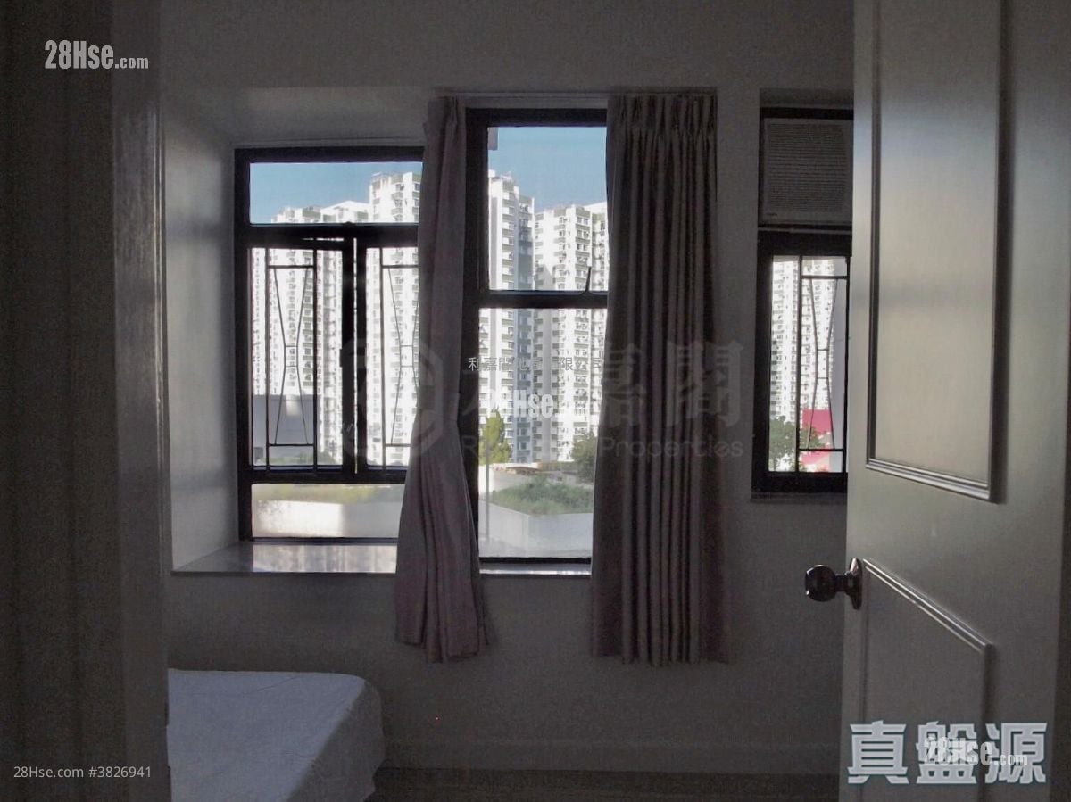 Kornhill Sell 2 Bedrooms , 1 Bathroom 529 ft²