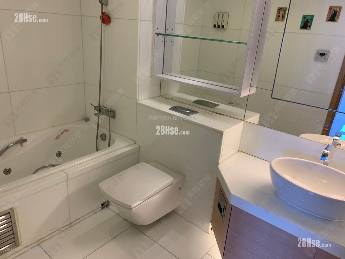 The Beverly Hills Sell 5+ Bedrooms , 3 Bathrooms 2,475 ft²