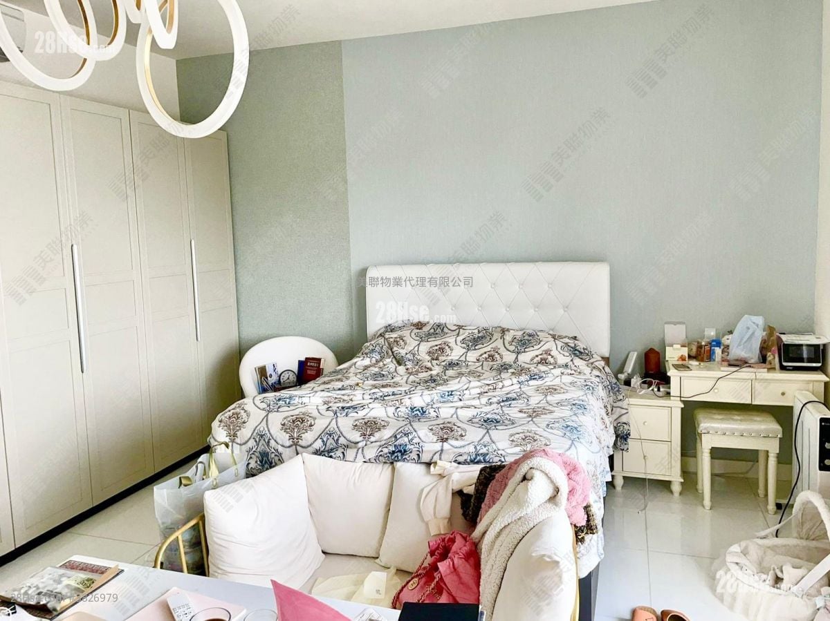 The Beverly Hills Sell 5+ Bedrooms , 3 Bathrooms 2,475 ft²