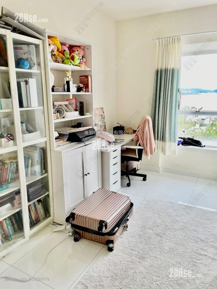 The Beverly Hills Sell 5+ Bedrooms , 3 Bathrooms 2,475 ft²