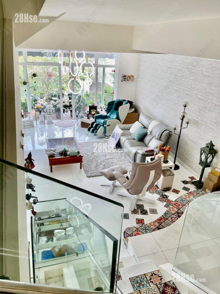 The Beverly Hills Sell 5+ Bedrooms , 3 Bathrooms 2,475 ft²