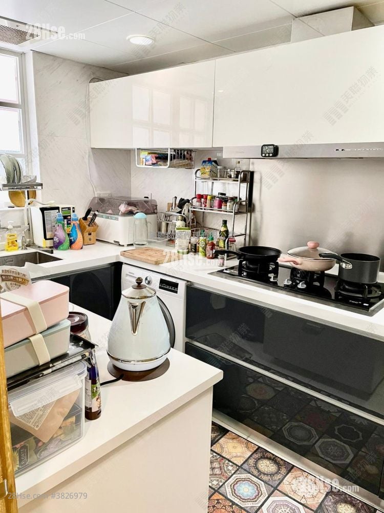 The Beverly Hills Sell 5+ Bedrooms , 3 Bathrooms 2,475 ft²