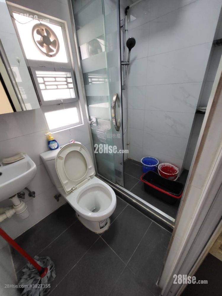 bathroom: Village Rental 3 Bedrooms , 1 Bathroom