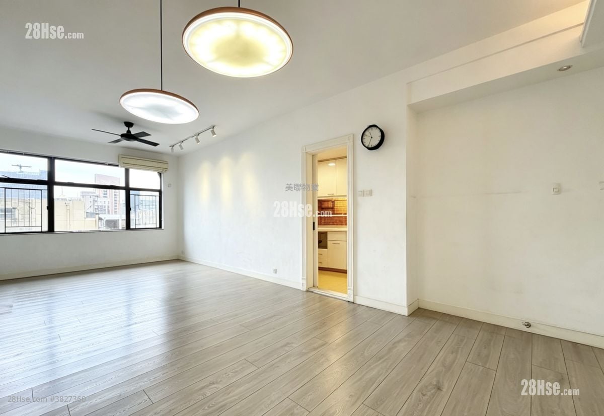 Parkway Court Sell 3 Bedrooms , 2 Bathrooms 1,051 ft²