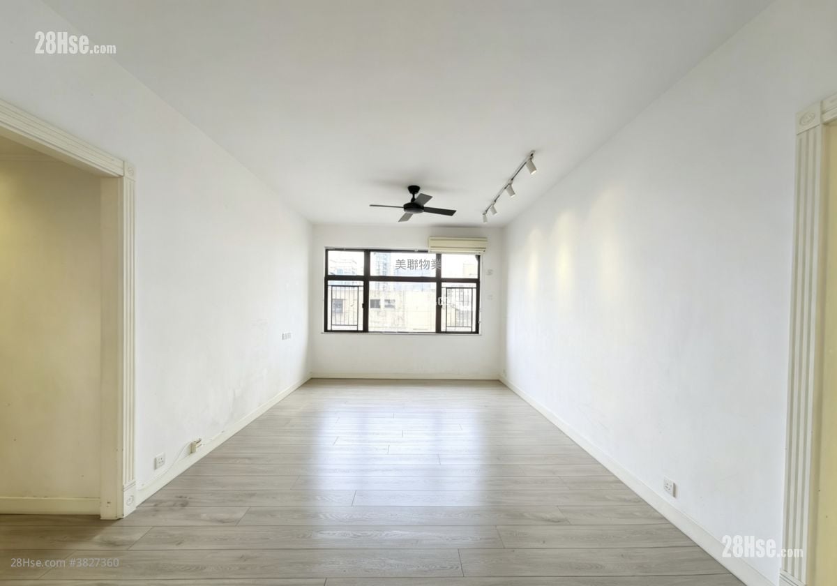 Parkway Court Sell 3 Bedrooms , 2 Bathrooms 1,051 ft²