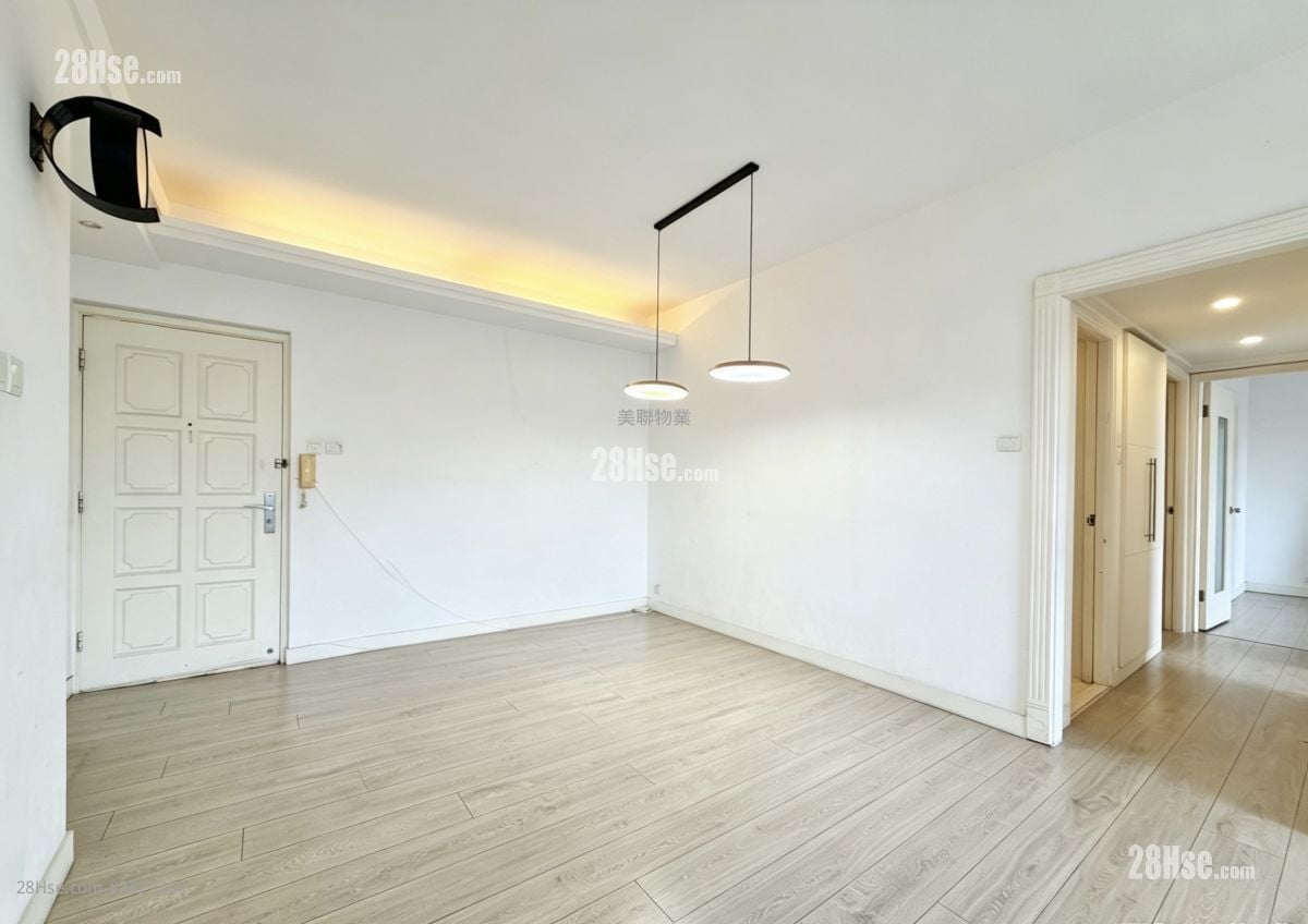 Parkway Court Sell 3 Bedrooms , 2 Bathrooms 1,051 ft²