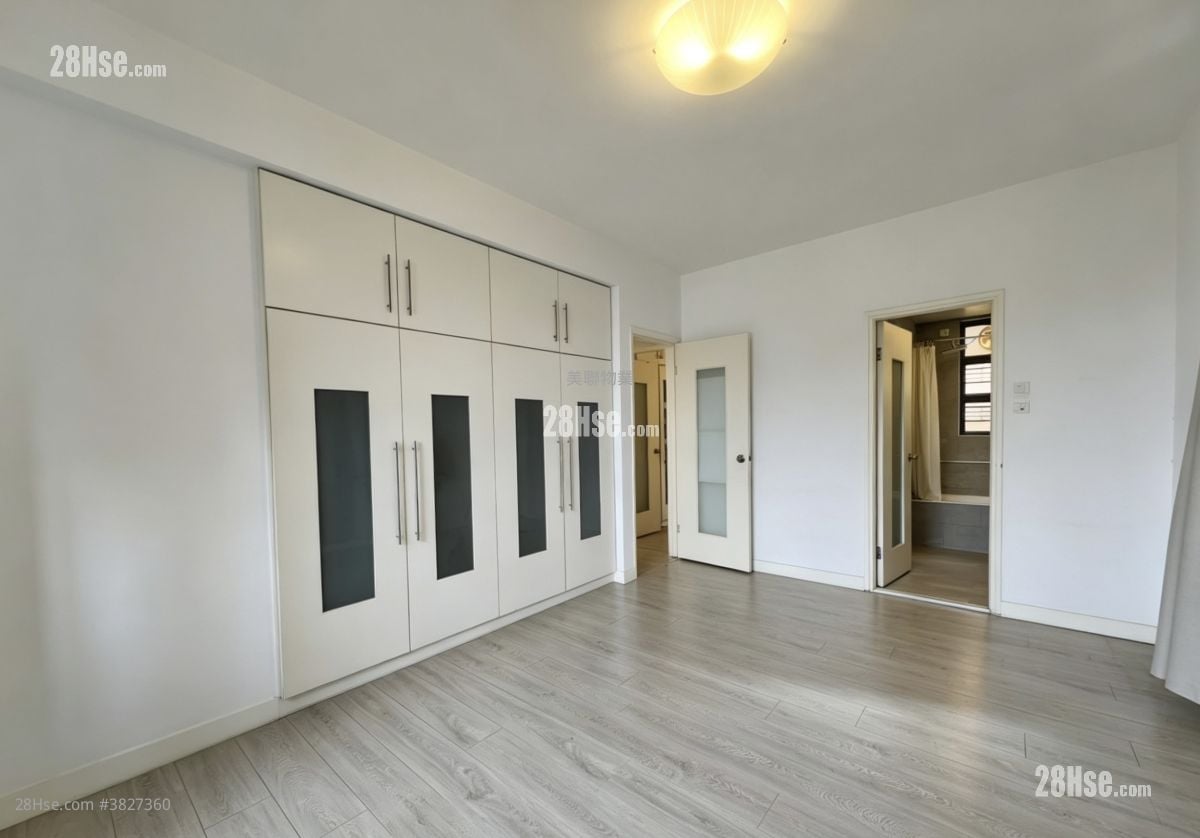 Parkway Court Sell 3 Bedrooms , 2 Bathrooms 1,051 ft²