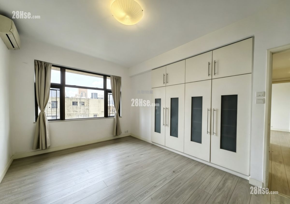 Parkway Court Sell 3 Bedrooms , 2 Bathrooms 1,051 ft²