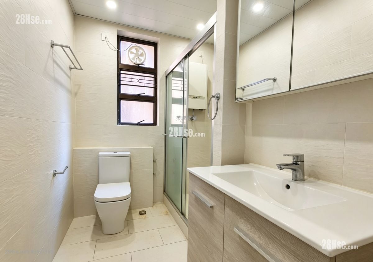 Parkway Court Sell 3 Bedrooms , 2 Bathrooms 1,051 ft²