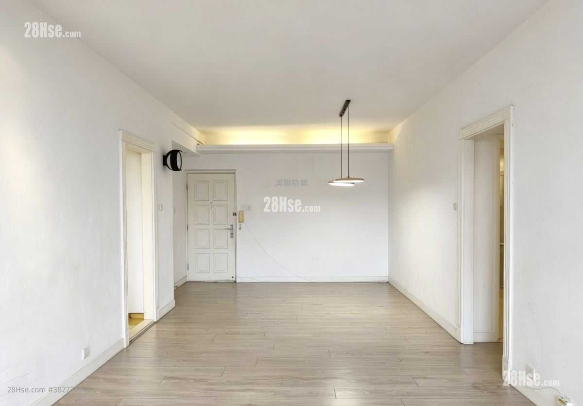 Parkway Court Sell 3 Bedrooms , 2 Bathrooms 1,051 ft²