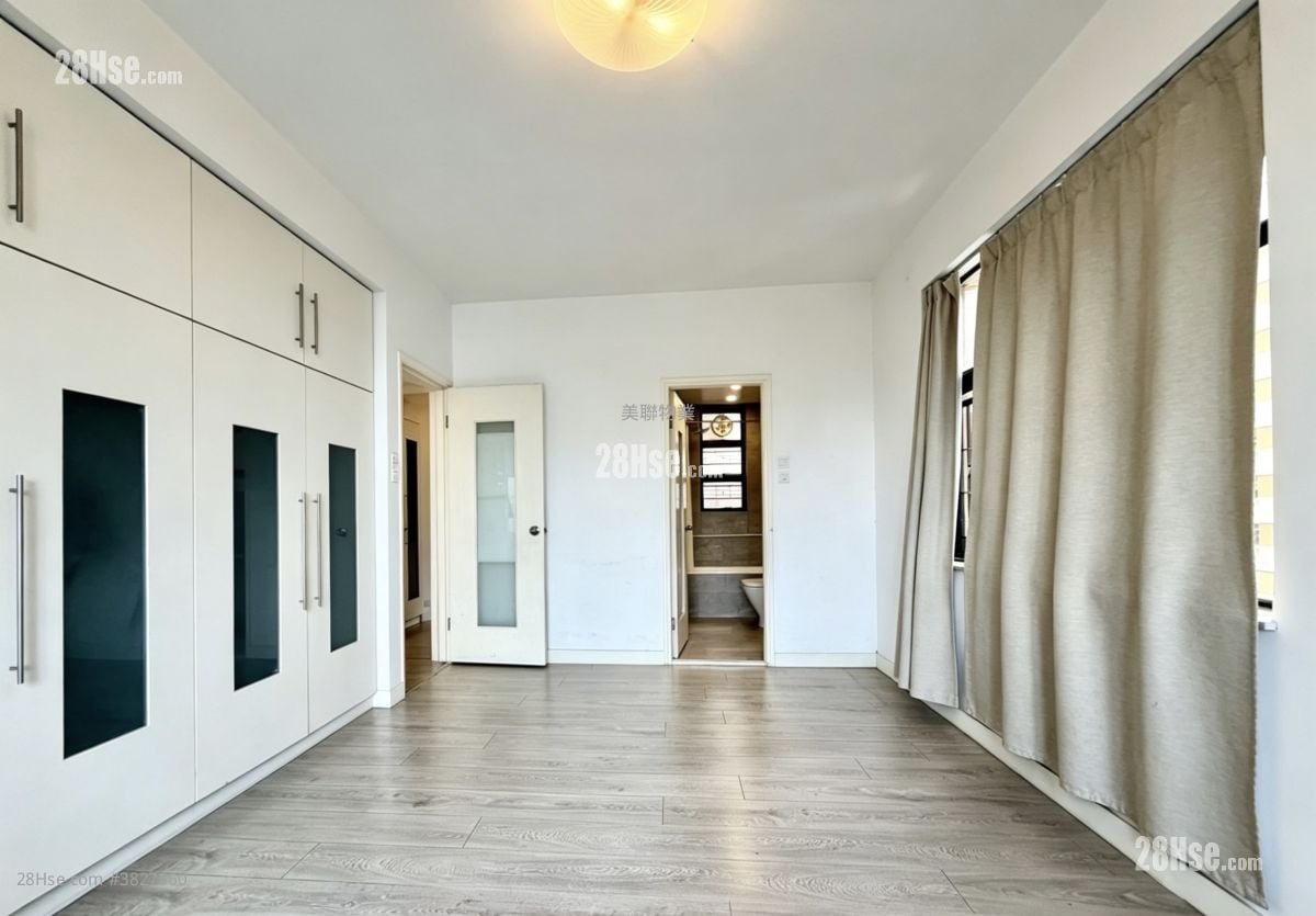 Parkway Court Sell 3 Bedrooms , 2 Bathrooms 1,051 ft²