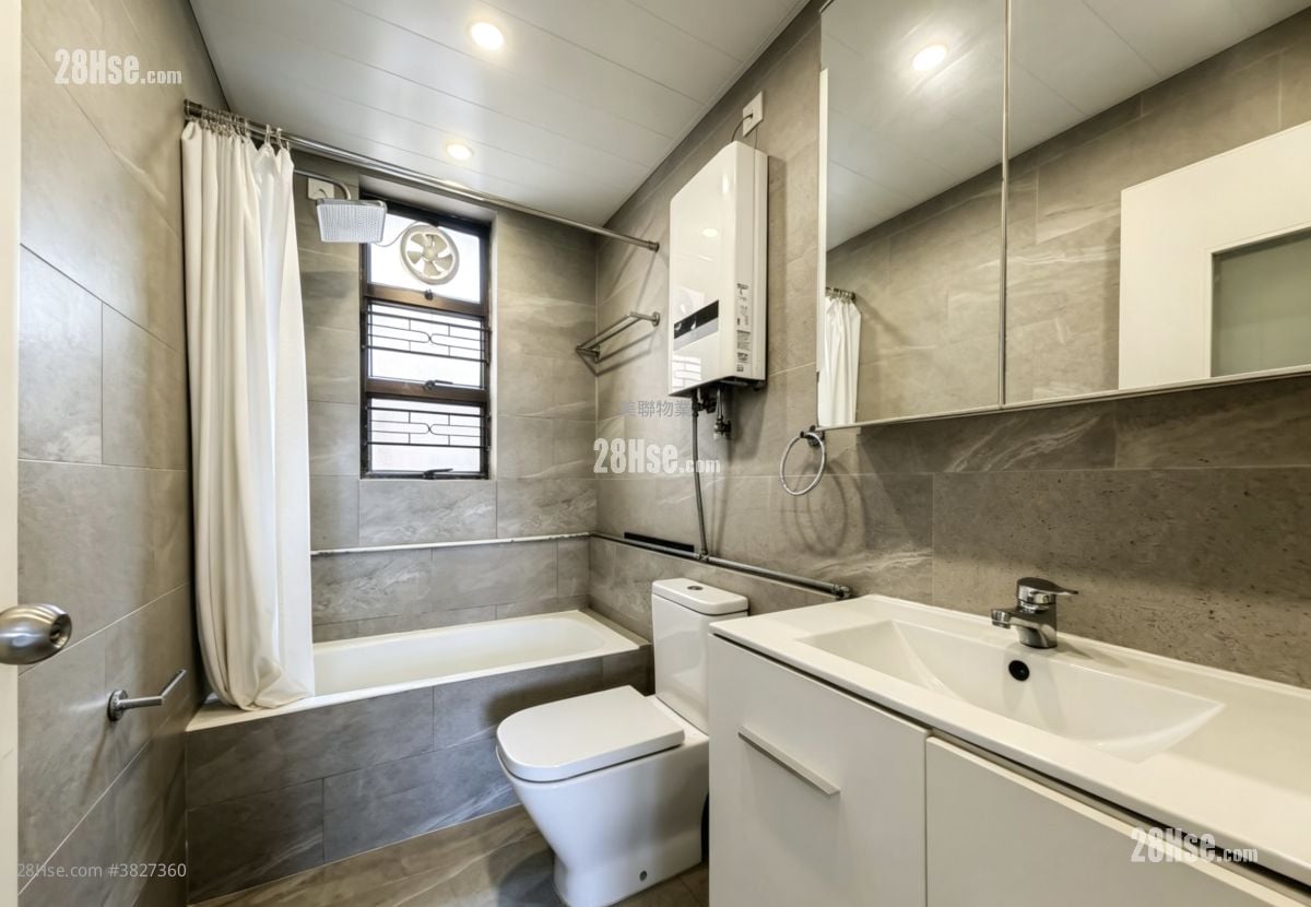 Parkway Court Sell 3 Bedrooms , 2 Bathrooms 1,051 ft²