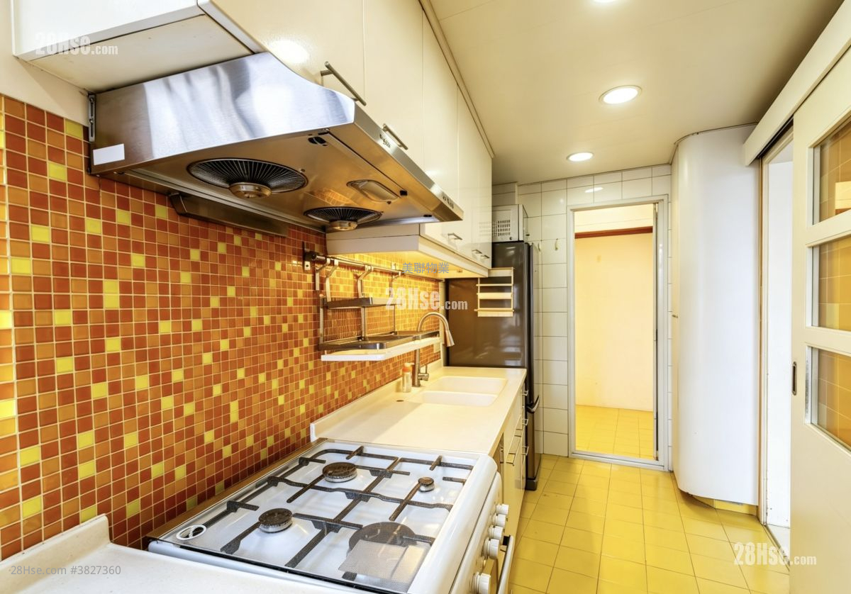 Parkway Court Sell 3 Bedrooms , 2 Bathrooms 1,051 ft²