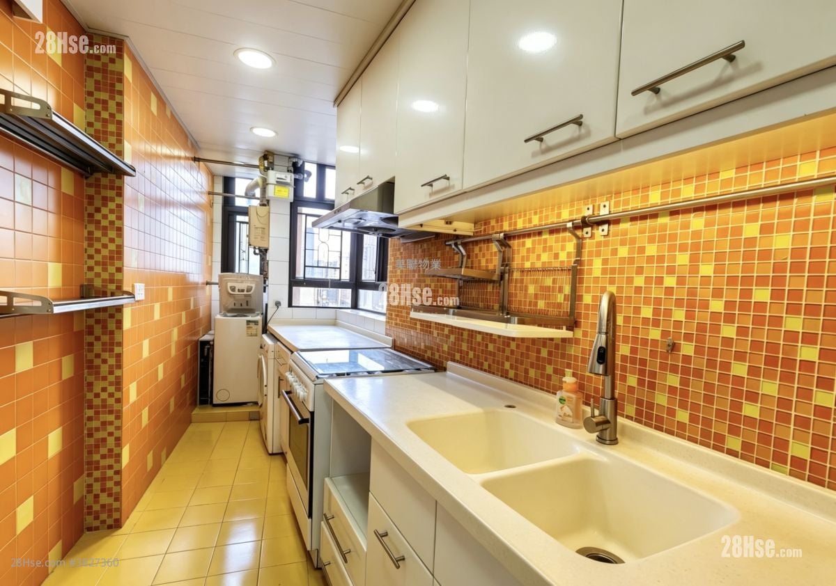 Parkway Court Sell 3 Bedrooms , 2 Bathrooms 1,051 ft²