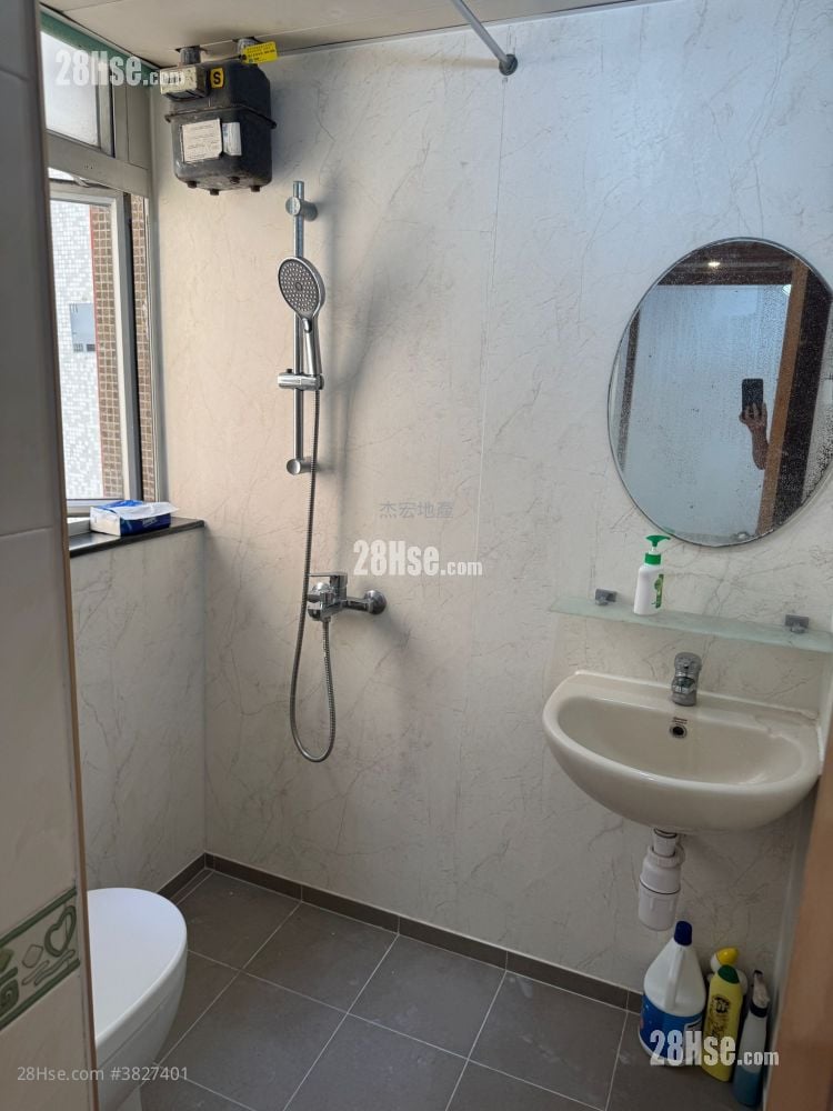 bathroom: Fung Shing Court Rental 2 Bedrooms , 1 Bathroom 381 ft²