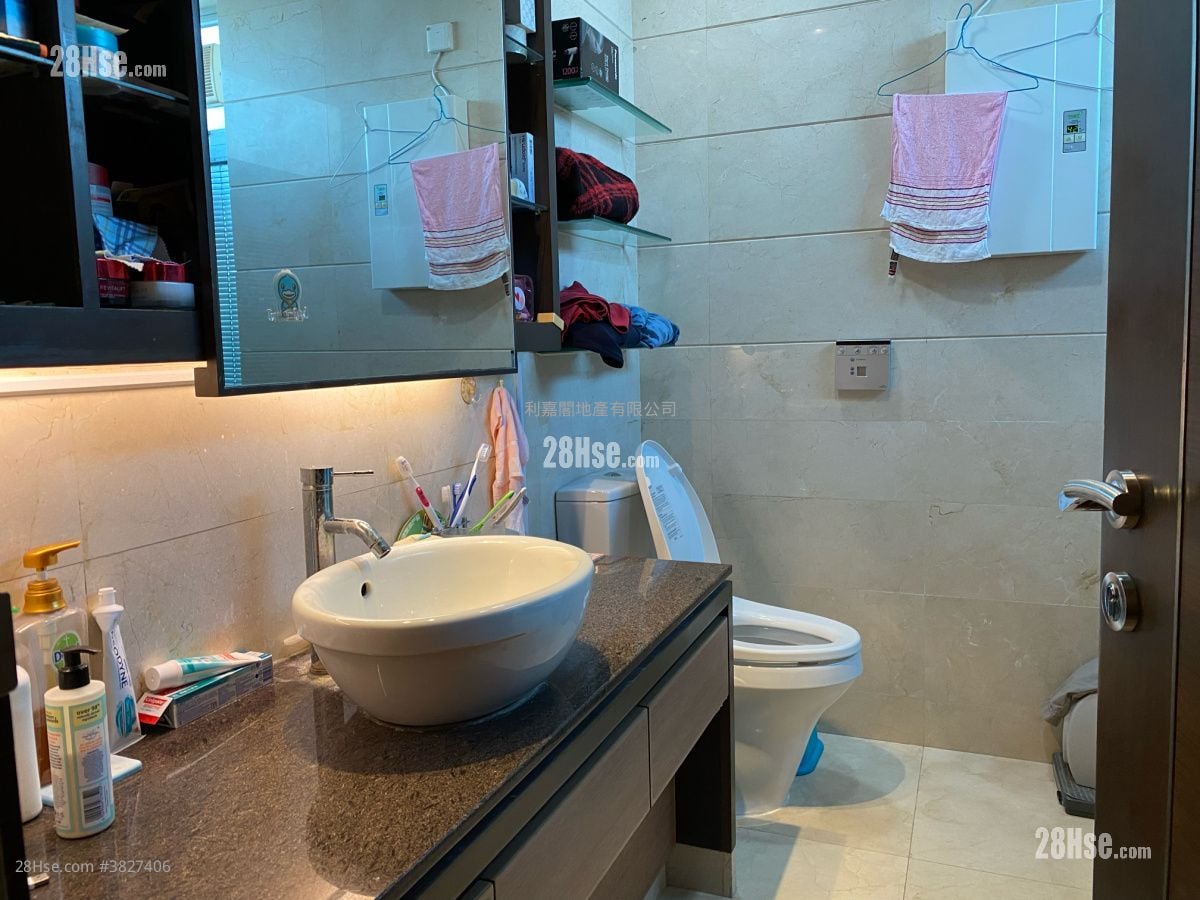 Miami Crescent Sell 4 Bedrooms , 2 Bathrooms 1,795 ft²