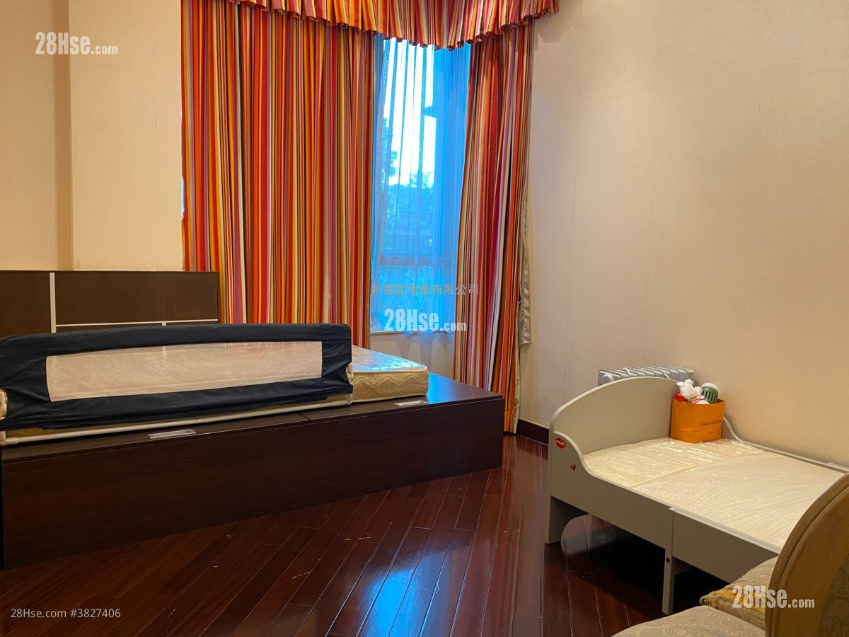 Miami Crescent Sell 4 Bedrooms , 2 Bathrooms 1,795 ft²