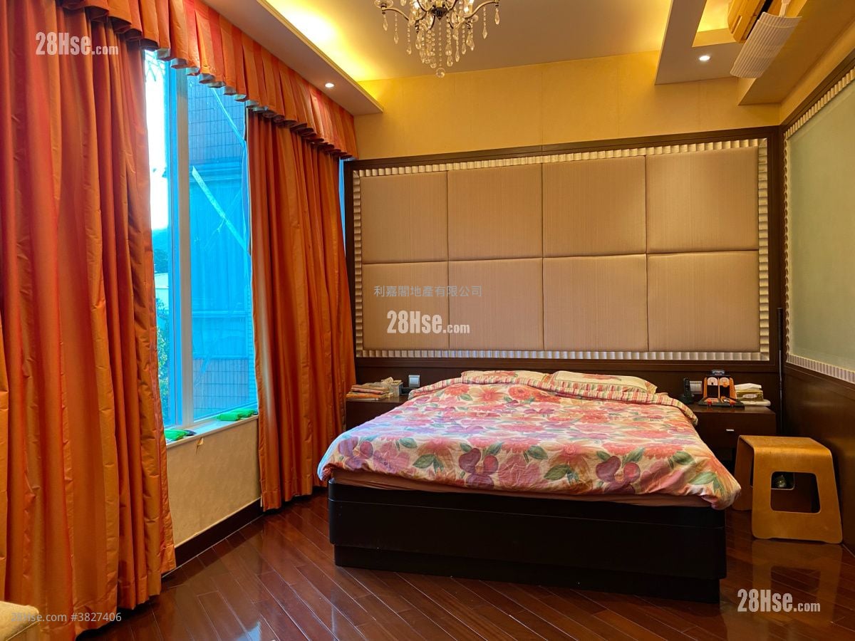 Miami Crescent Sell 4 Bedrooms , 2 Bathrooms 1,795 ft²