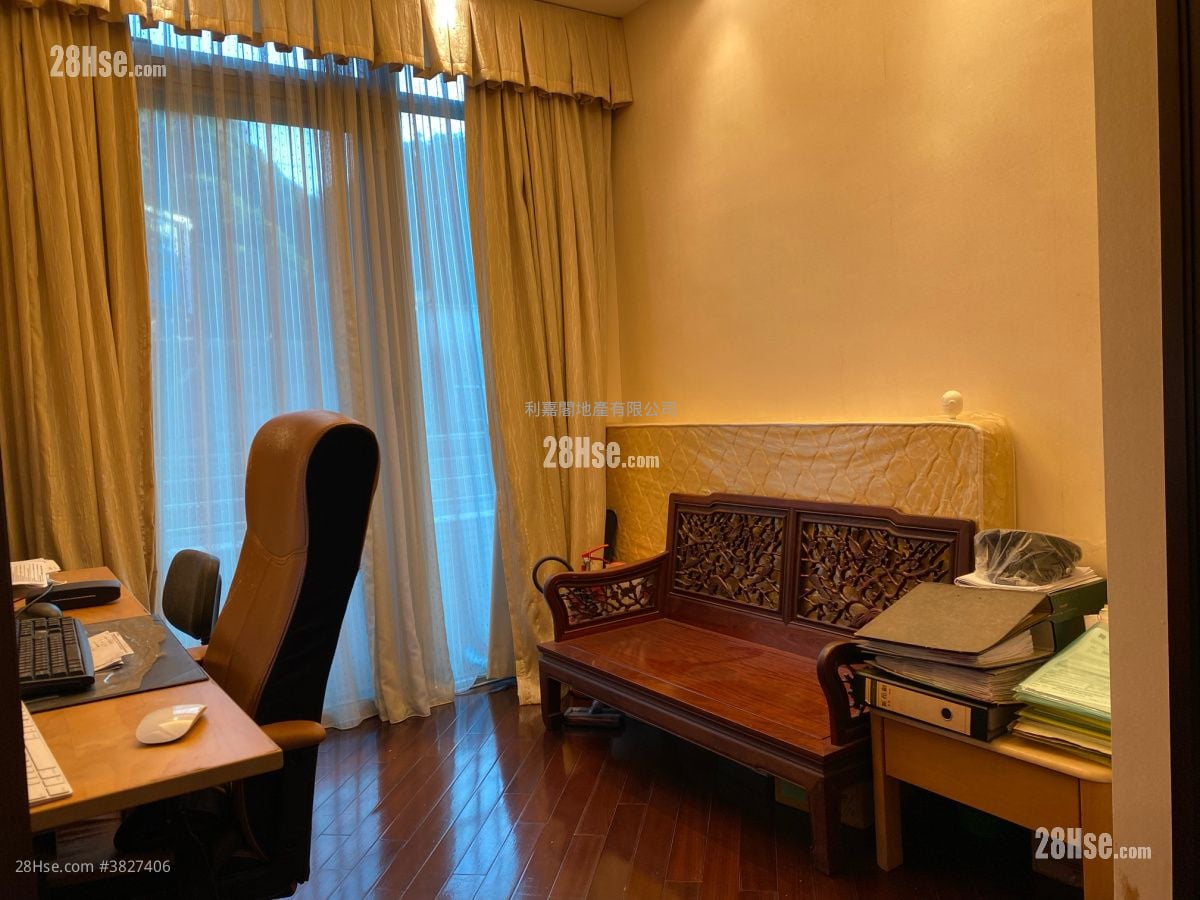 Miami Crescent Sell 4 Bedrooms , 2 Bathrooms 1,795 ft²