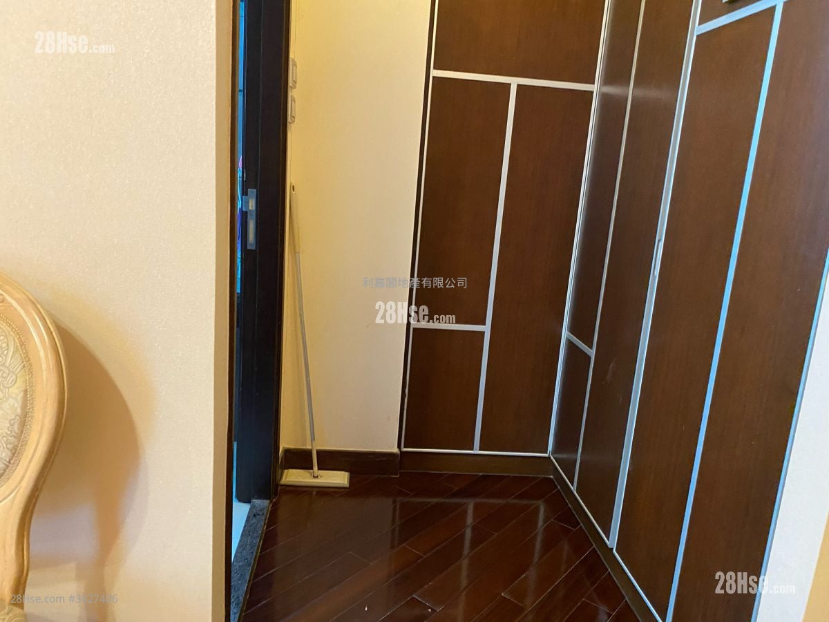 Miami Crescent Sell 4 Bedrooms , 2 Bathrooms 1,795 ft²