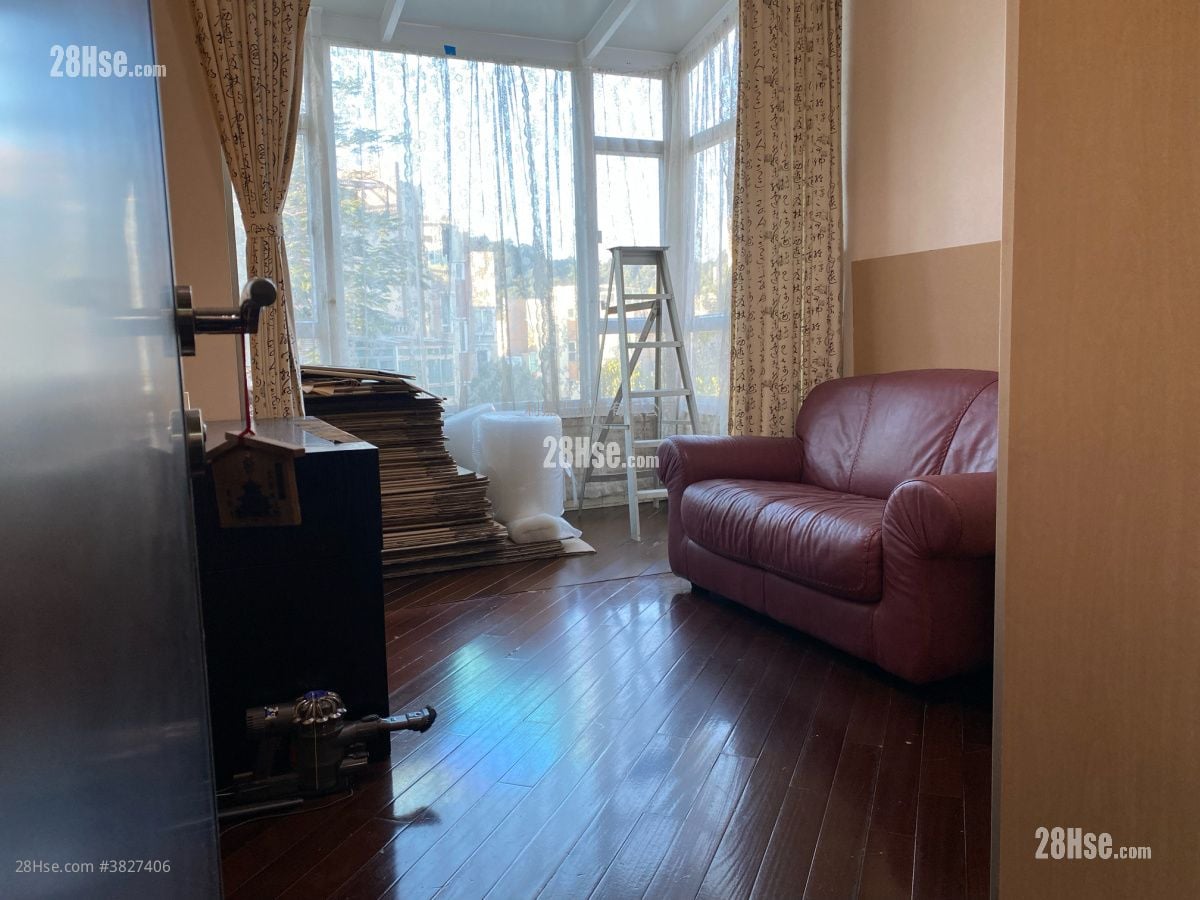 Miami Crescent Sell 4 Bedrooms , 2 Bathrooms 1,795 ft²