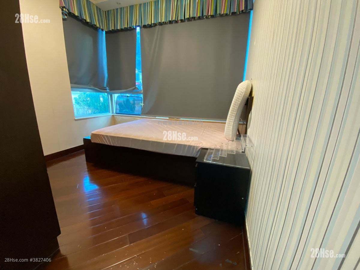 Miami Crescent Sell 4 Bedrooms , 2 Bathrooms 1,795 ft²