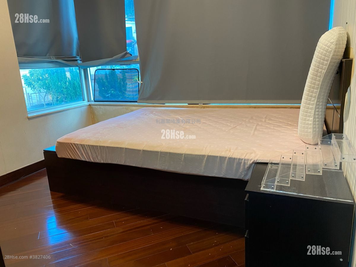 Miami Crescent Sell 4 Bedrooms , 2 Bathrooms 1,795 ft²