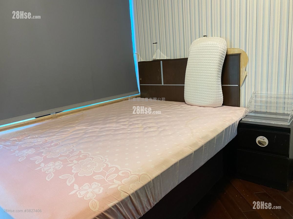 Miami Crescent Sell 4 Bedrooms , 2 Bathrooms 1,795 ft²