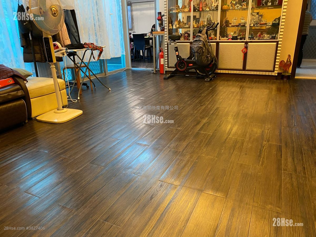 Miami Crescent Sell 4 Bedrooms , 2 Bathrooms 1,795 ft²