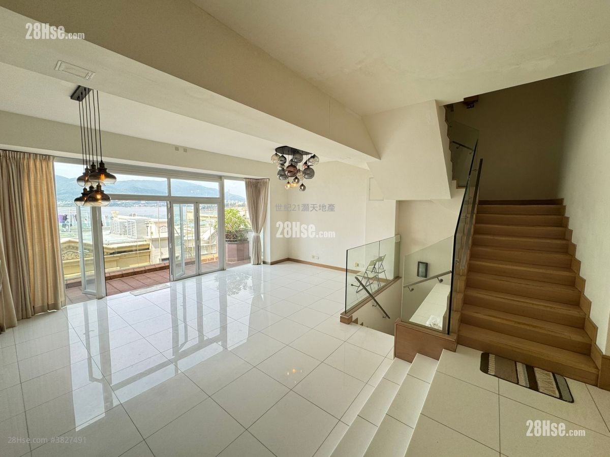 The Beverly Hills Sell 5+ Bedrooms , 4 Bathrooms 2,667 ft²