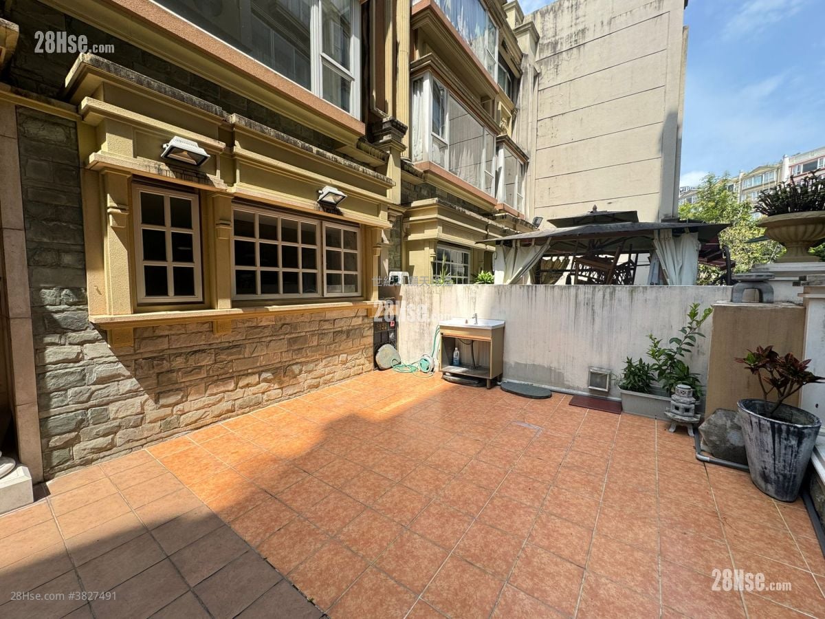 The Beverly Hills Sell 5+ Bedrooms , 4 Bathrooms 2,667 ft²