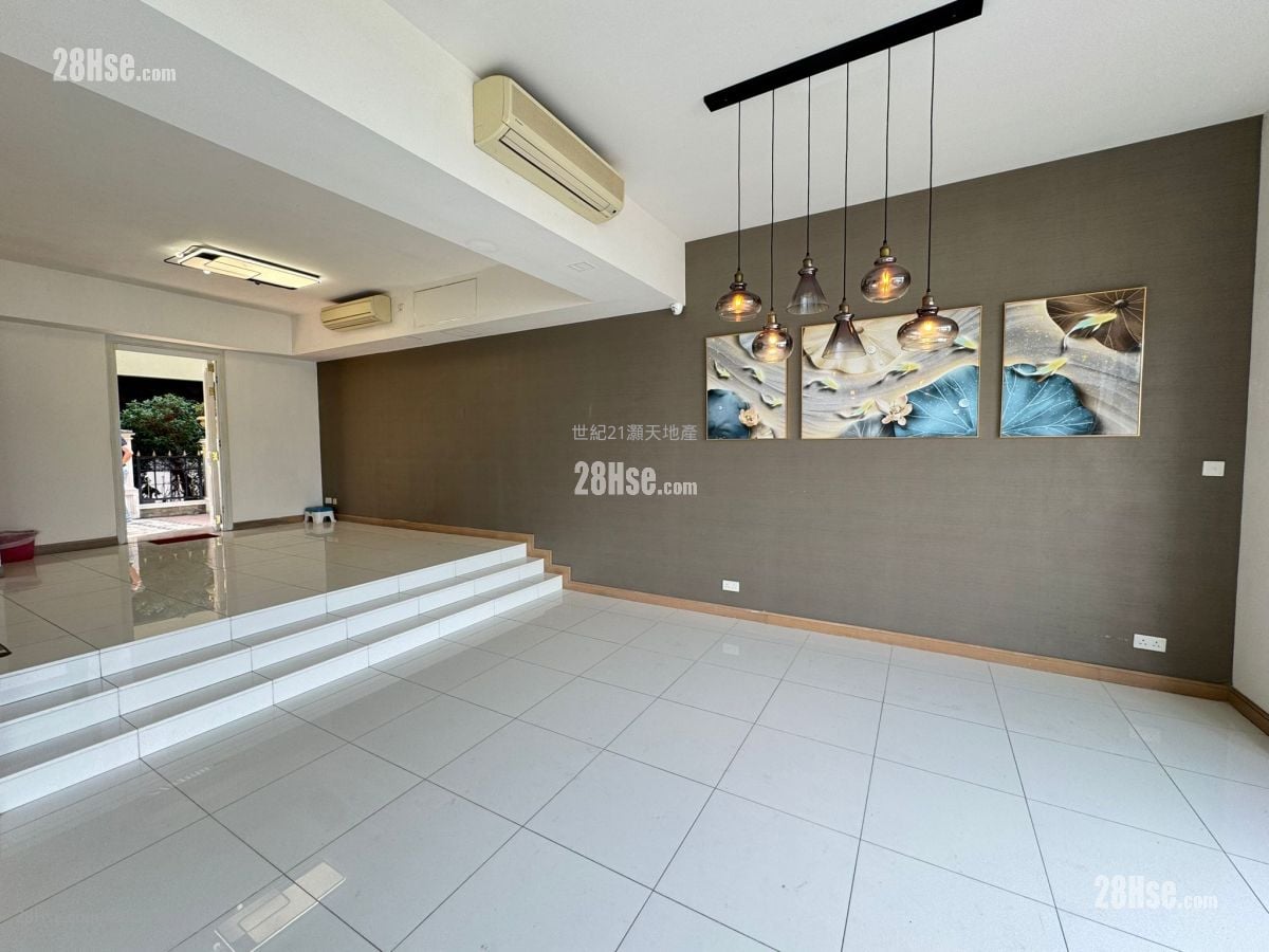 The Beverly Hills Sell 5+ Bedrooms , 4 Bathrooms 2,667 ft²