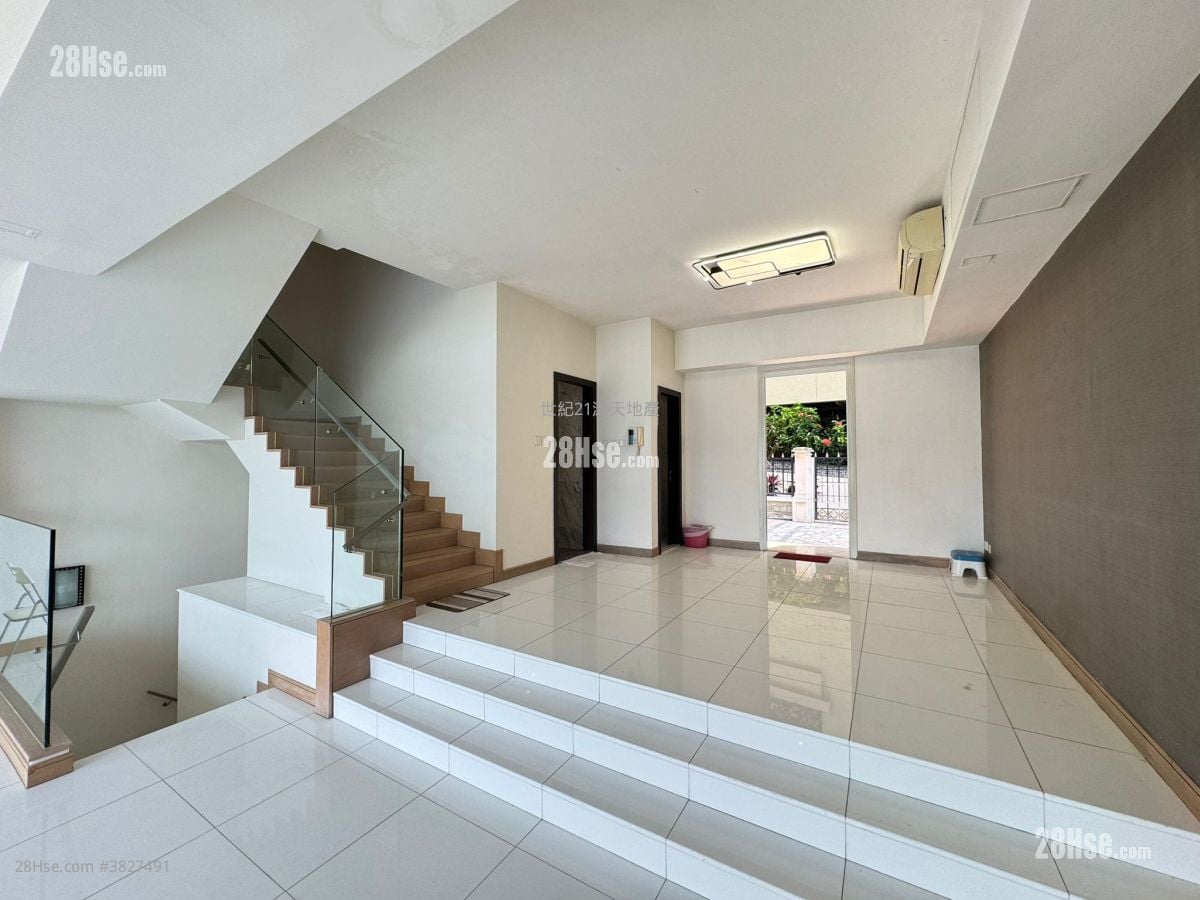 The Beverly Hills Sell 5+ Bedrooms , 4 Bathrooms 2,667 ft²