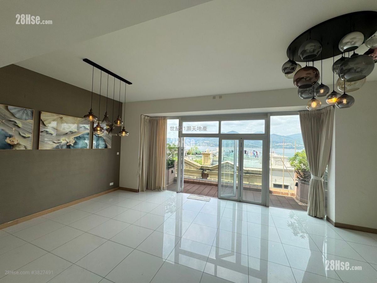 The Beverly Hills Sell 5+ Bedrooms , 4 Bathrooms 2,667 ft²