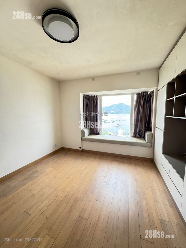 The Beverly Hills Sell 5+ Bedrooms , 4 Bathrooms 2,667 ft²