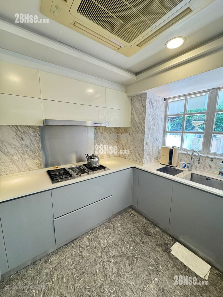 The Beverly Hills Sell 5+ Bedrooms , 4 Bathrooms 2,667 ft²